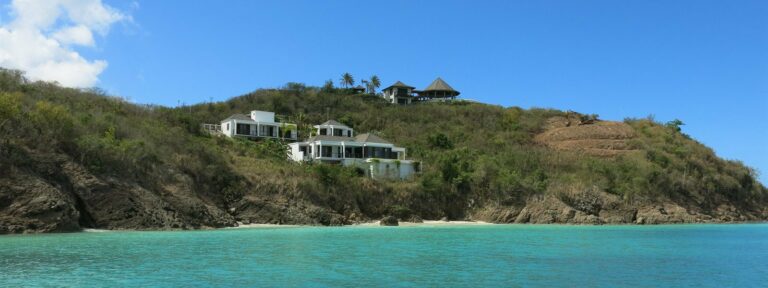 Image of the ocean and shoreline in Antigua and Barbuda