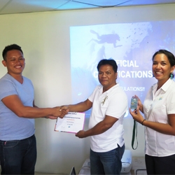 Picture of a Green Fins Assessor receiving their certificate from Reef-World. 