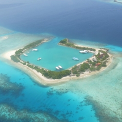 Picture of Ari Atoll and the surrounding ocean. 