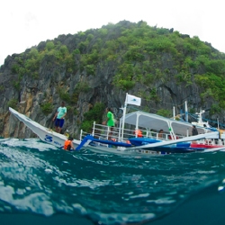 Picture of a dive boat on the ocean in El Nido. 