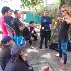 Picture of people gathered for dive briefing during the Green Fins assessor training. 