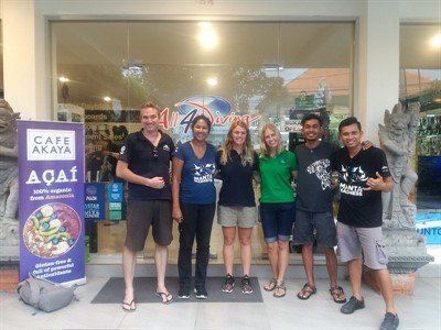 Picture of the Green Fins team with some of the new assessors outside a dive centre. 