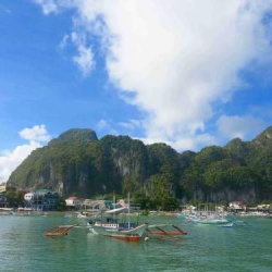 Picture of dive boats in the ocean in El Nido. 