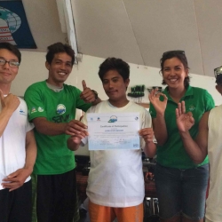 Picture of assessors from Green Fins Philippines with members from Maolboal. One person is holding a certificate and others are making the 'OK' hand gesture. 