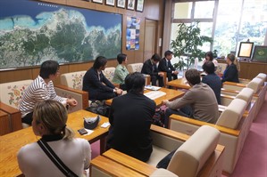 Picture of the meeting between Mel and Chloe from Reef-World with the team from Onna Village. 