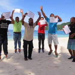 Picture of new members of the Green Fins Malaysia team celebrating with their certificates. 