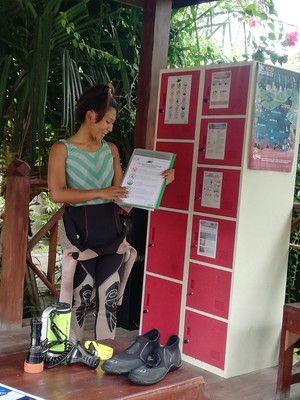 Picture of a diving instructor reading out Green Fins guidelines. 